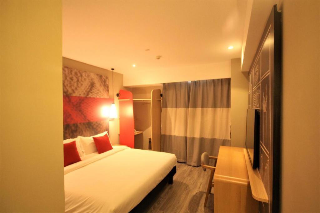 Отель Ibis Shenyang North Station Экстерьер фото