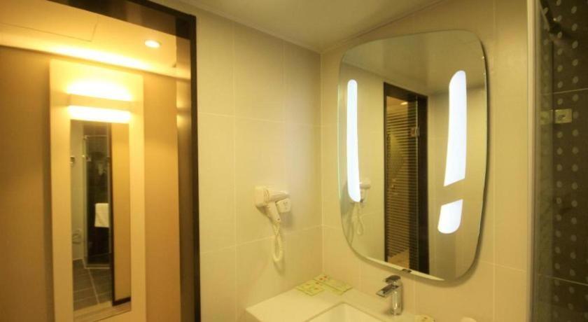 Отель Ibis Shenyang North Station Экстерьер фото